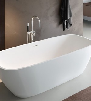 Vasca da bagno in solid surface bianco opaco integrata con troppopieno